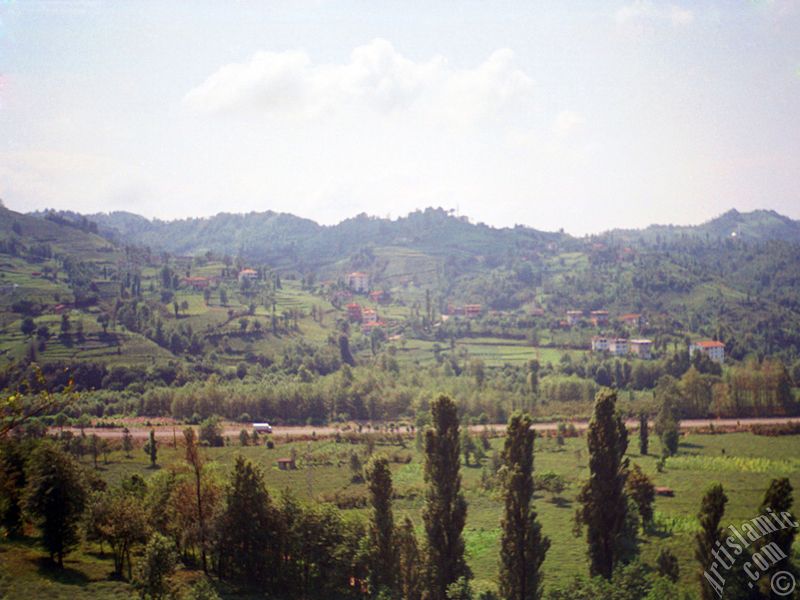 Trabzon`a ba�l� Of il�emizden bir k�y manzaras�.
