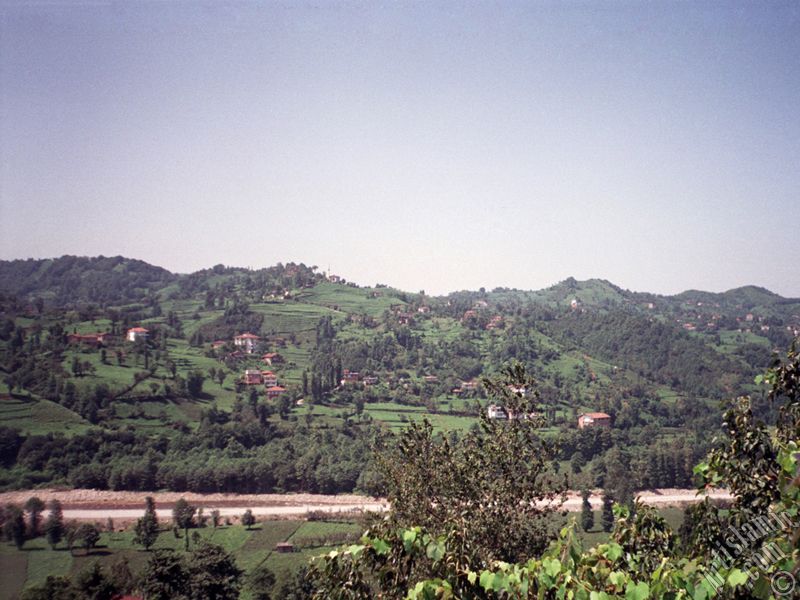 Trabzon`a ba�l� Of il�emizden bir k�y manzaras�.
