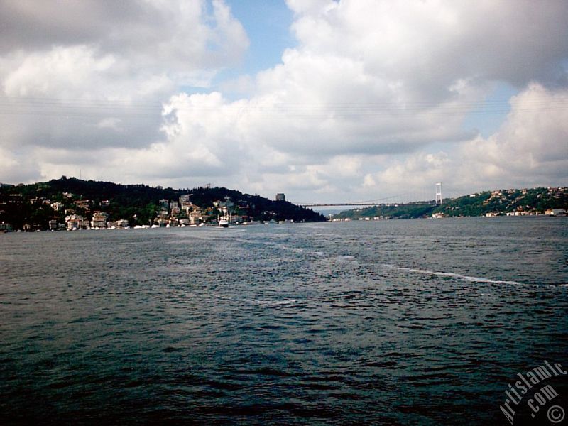 �stanbul Bo�az�n�n Arnavutk�y-Vanik�y sahilleri aras�nda kalan orta k�sm�ndan Fatih Sultan Mehmet K�pr�s�ne do�ru bak��.
