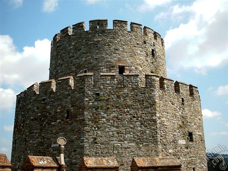 Bebek sahilinde bulunan, Fatih Sultan Mehmet`in �stanbul`u fethetmeden �nce yapt�rd��� Rumeli Hisar�ndan bir g�r�n��.
