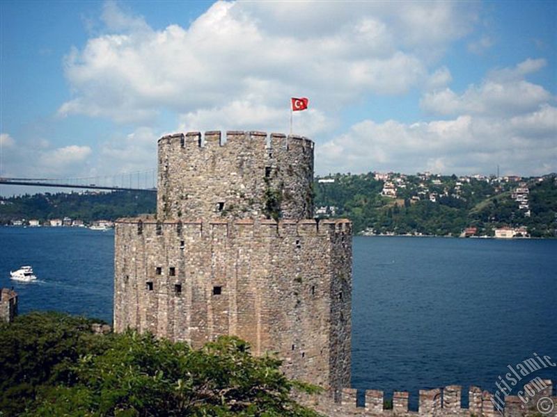Bebek sahilinde bulunan, Fatih Sultan Mehmet`in �stanbul`u fethetmeden �nce yapt�rd��� Rumeli Hisar� ve sahilden bir g�r�n��.
