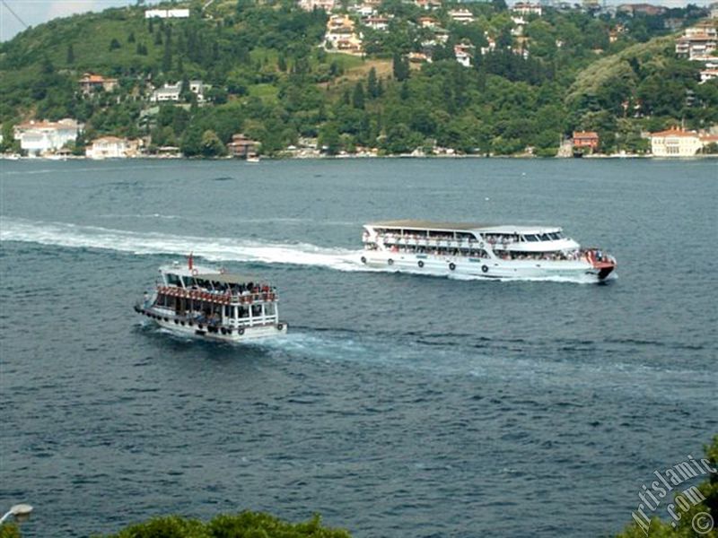 Bebek sahilinde bulunan, Fatih Sultan Mehmet`in �stanbul`u fethetmeden �nce yapt�rd��� Rumeli Hisar�ndan sahile do�ru bak��.
