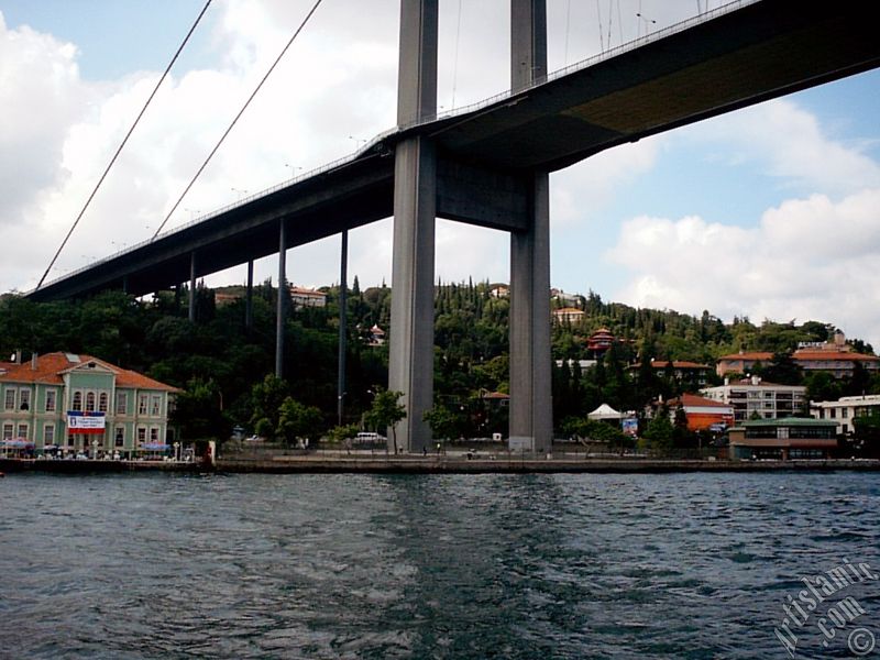 Denizden Ortak�y sahili ve Bo�az K�pr�s�n�n ayaklar�.
