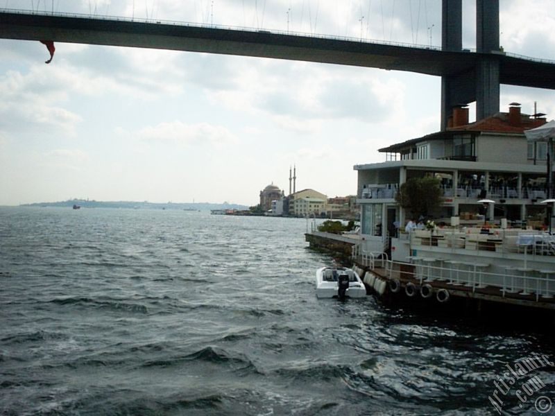 Denizden Ortak�y sahili, Bo�az K�pr�s�, ileride Ortak�y Camisi ve ufukta Emin�n�.

