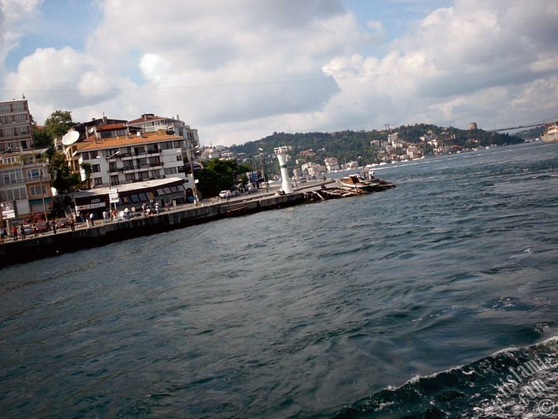 Denizden Arnavutk�y sahili, ufukta Rumeli Hisar� ve Fatih Sultan Mehmet K�pr�s�.

