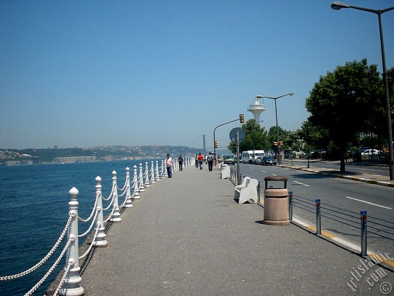 �sk�dar sahili ve ufukta bo�az k�pr�s�.
