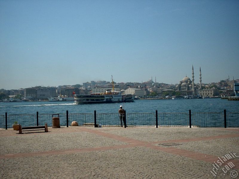 Karak�y sahilinde bal�k tutan adam; Emin�n� sahili, Sultan Ahmet Camisi ve Yeni Cami`ye bak��.
