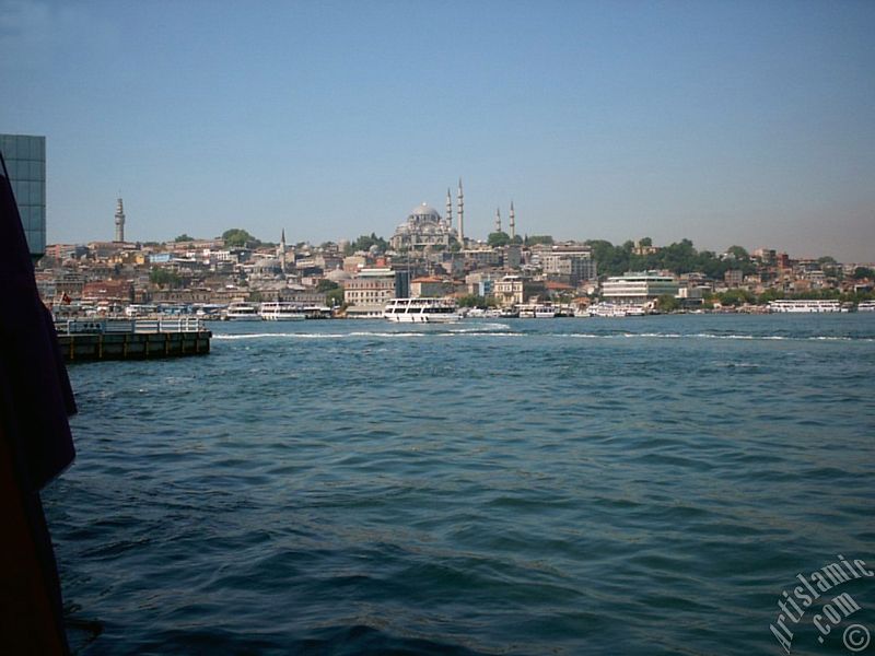 Karak�y-Per�embe Pazar� sahilinden Emin�n� Sahili, (soldan-sa�a) Beyaz�t Kulesi, altta R�stem Pa�a ve �stte S�leymaniye Camisi`ne bak��.
