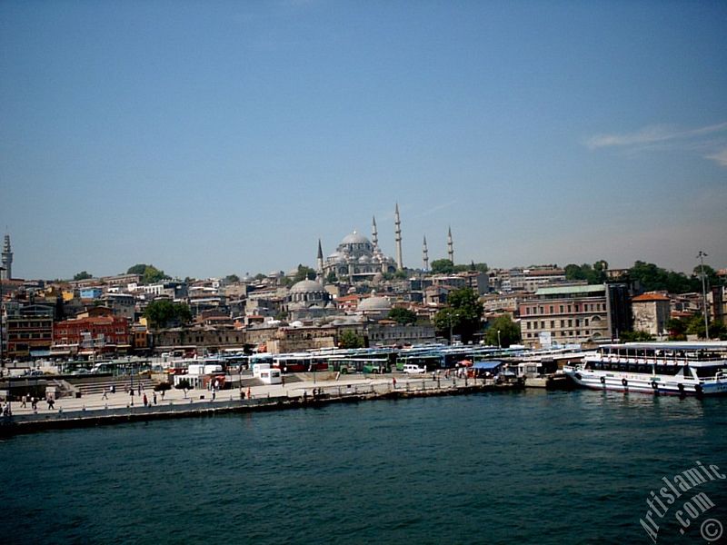 Yeni Galata K�pr�s�`nden Emin�n� Sahili, (soldan-sa�a) Beyaz�t Kulesi, altta R�stem Pa�a ve �stte S�leymaniye Camisi`ne bak��.
