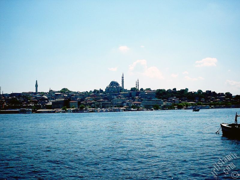Karak�y-Per�embe Pazar� sahilinden Emin�n� Sahili, (soldan-sa�a) Beyaz�t Kulesi, altta R�stem Pa�a ve �stte S�leymaniye Camisi`ne bak��.
