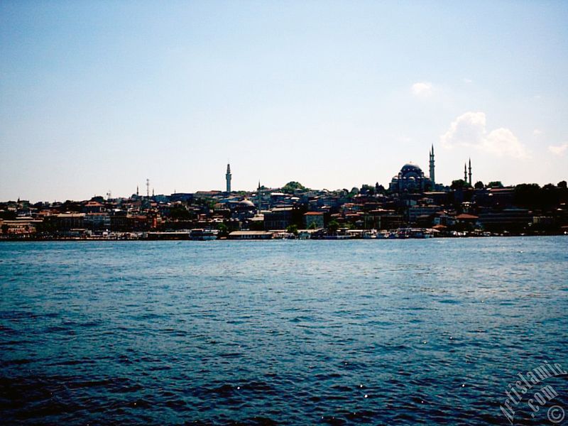 Karak�y-Per�embe Pazar� sahilinden Emin�n� Sahili, (soldan-sa�a) Beyaz�t Camisi, Beyaz�t Kulesi, altta R�stem Pa�a ve �stte S�leymaniye Camisi`ne bak��.
