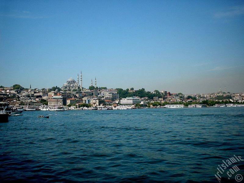 Karak�y-Per�embe Pazar� sahilinden Emin�n� Sahili, R�stem Pa�a Camisi (sol altta), (�stte) S�leymaniye ve ufukta sa�da Fatih Camisi.
