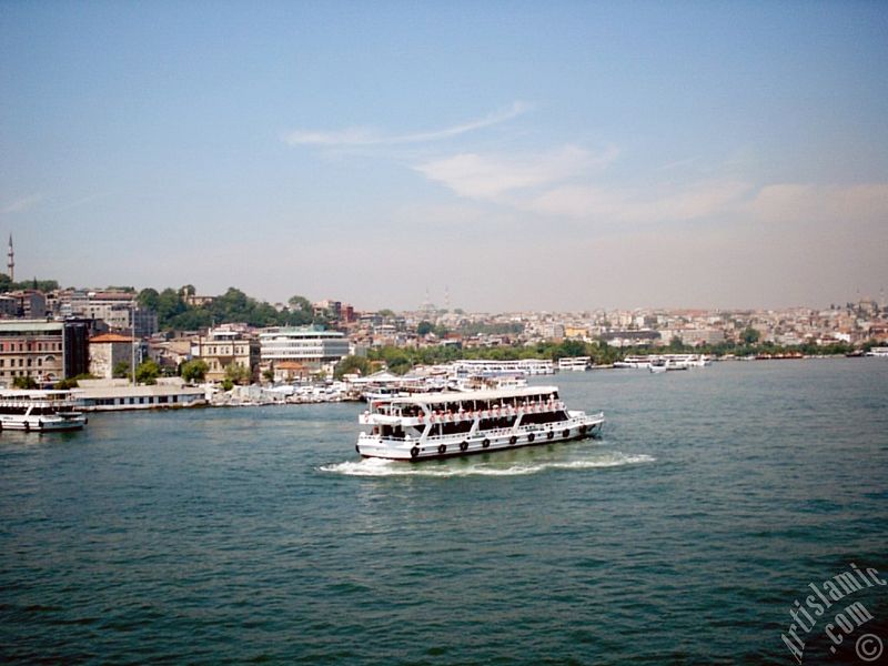 Yeni Galata K�pr�s�`nden Emin�n� ve Sara�hane sahiline bak��; ufukta ortada g�r�nen Fatih ve sa�da Yavuz Sultan Selim Camileri.
