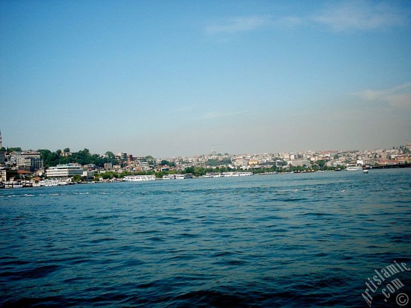 Yeni Galata K�pr�s�`nden Emin�n� ve Sara�hane sahiline bak��; ufukta ortada g�r�nen Fatih ve sa�da Yavuz Sultan Selim Camileri.
