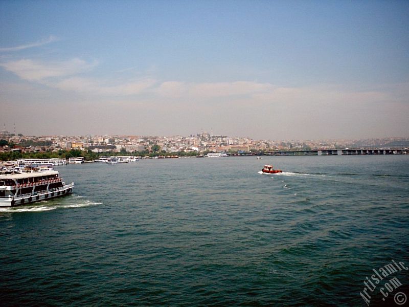 Yeni Galata K�pr�s�`nden Sara�hane sahili ve Sara�he K�pr�s�ne bak��; ufukta solda g�r�nen Fatih ve ortada Yavuz Sultan Selim Camileri.

