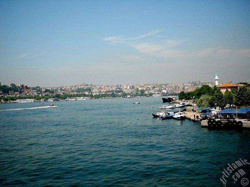Yeni Galata K�pr�s�`nden Sara�hane sahiline bak��; ufukta solda g�r�nen Fatih, sa�da Yavuz Sultan Selim Camisi ve Per�embe Pazar� sahilinde ye�il minareli mescid.
