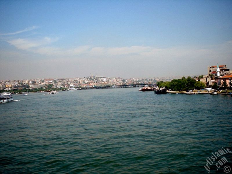 Yeni Galata K�pr�s�`n�n alt�ndan Sara�he sahili ve Sara�he K�pr�s�ne bak��; ufukta Yavuz Sultan Selim Camisi ve sa�da Per�embe Pazar� sahilinde ye�il minareli mescid.
