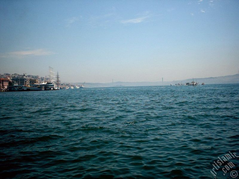 Yeni Galata K�pr�s�`n�n alt�ndan �stanbul Bo�az�`na do�ru bak��.
