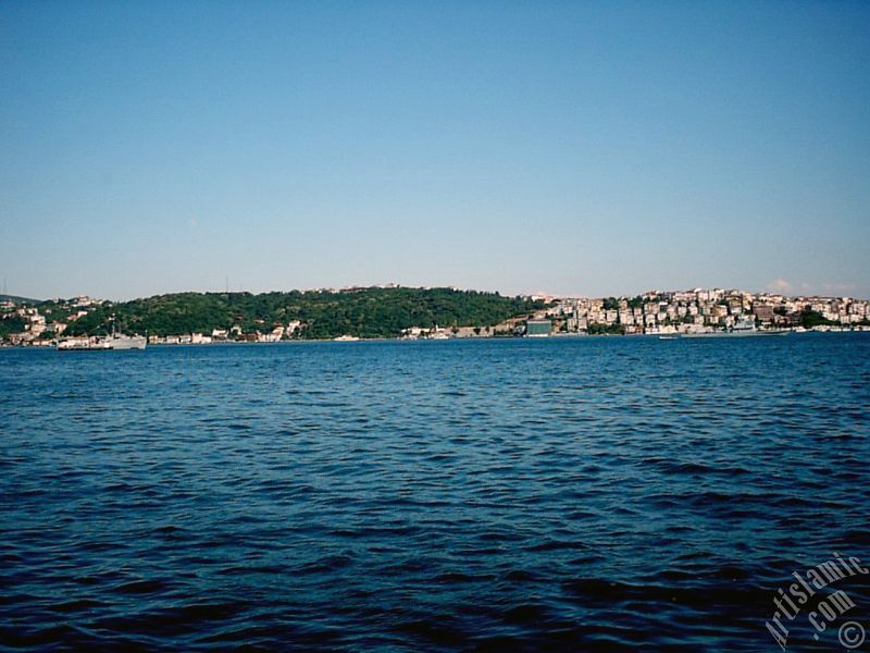 �stanbul Be�ikta� sahilinde bir parktan �sk�dar sahiline bak��.
