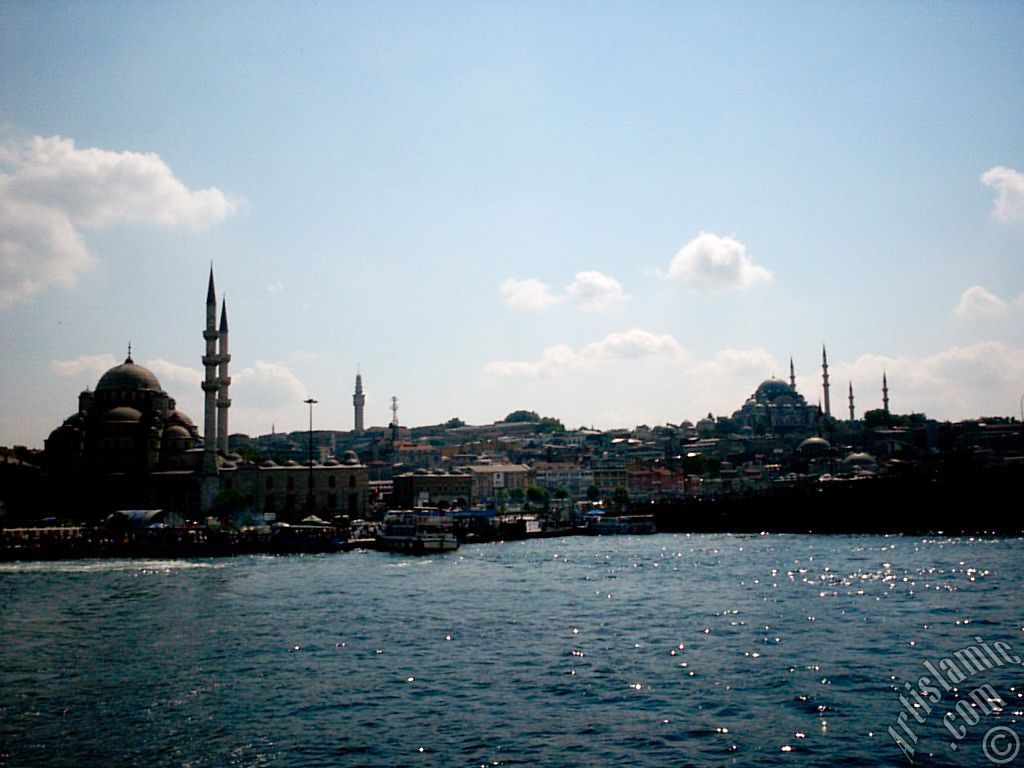 Emin�n� sahilinde gemiden (soldan-sa�a) Yeni Cami, Beyaz�t Kulesi, M�s�r �ar��s�, S�leymaniye Camisi ve alt k�sm�nda R�stem Pa�a Camisine bak��.
