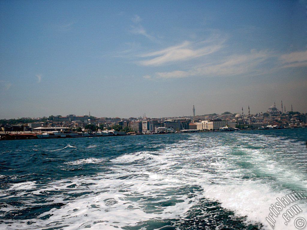 Emin�n� a��klar�ndan sahil, Beyaz�t Kulesi, Yeni Cami ve S�leymaniye Cami.
