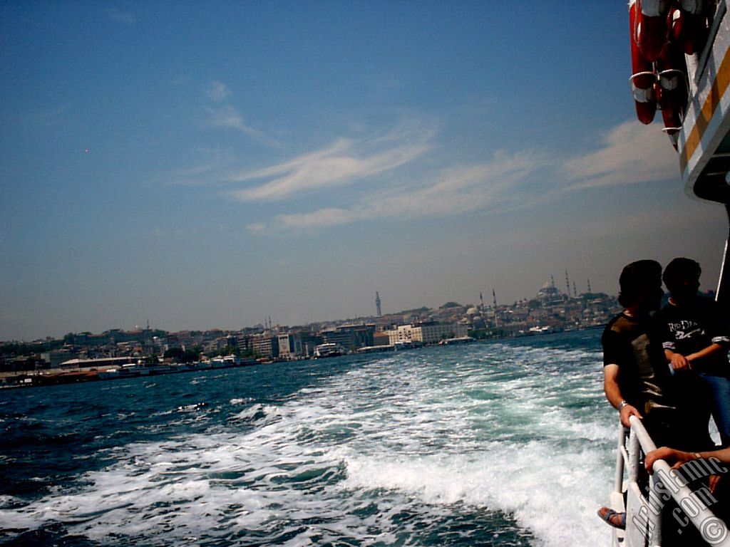 Emin�n� a��klar�nda vapurdan sahil, Beyaz�t Kulesi, Yeni Cami ve S�leymaniye Cami.
