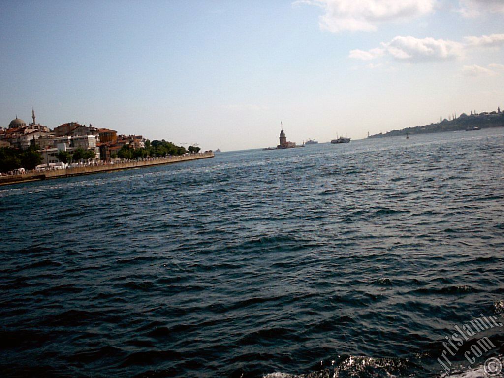 Denizden �sk�dar sahili, K�z Kulesi ve Sarayburnu sahiline bak��.
