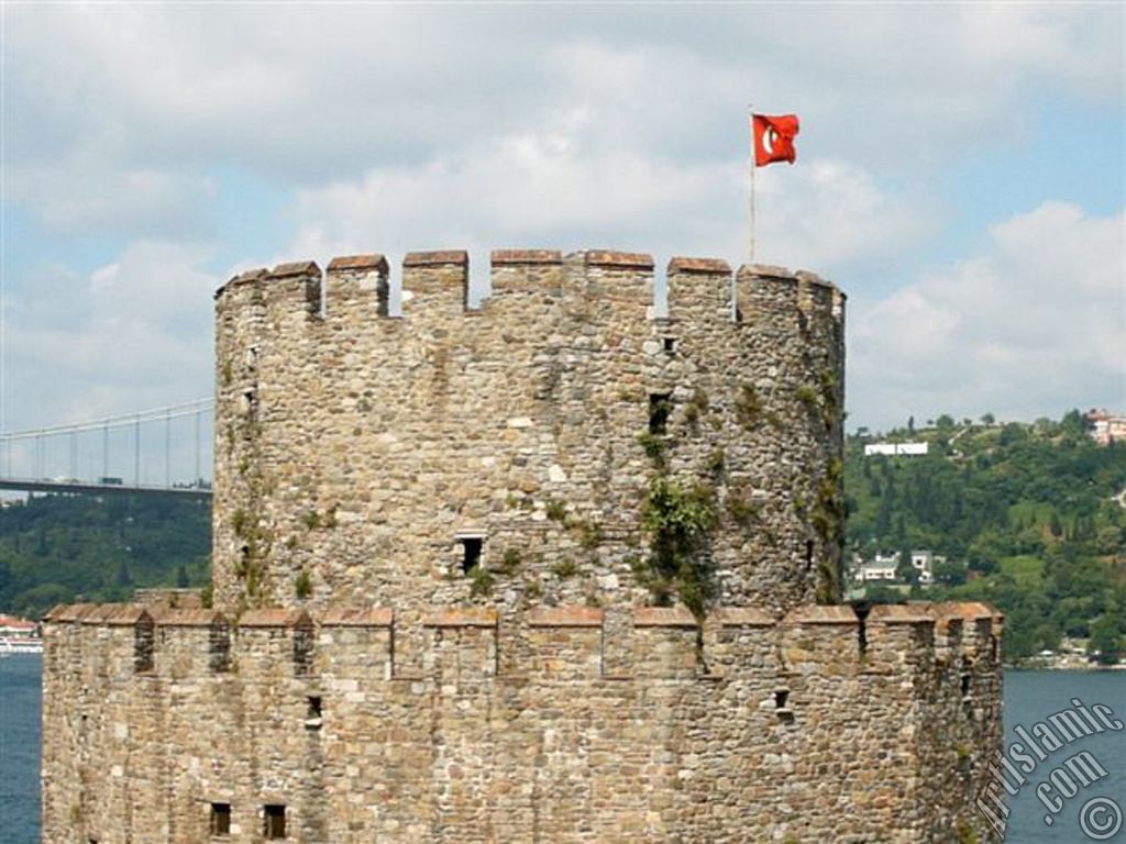 Bebek sahilinde bulunan, Fatih Sultan Mehmet`in �stanbul`u fethetmeden �nce yapt�rd��� Rumeli Hisar�ndan bir g�r�n��.
