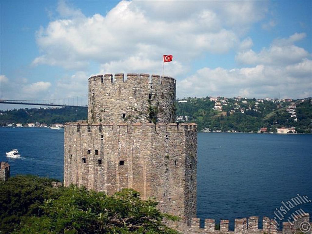 Bebek sahilinde bulunan, Fatih Sultan Mehmet`in �stanbul`u fethetmeden �nce yapt�rd��� Rumeli Hisar� ve sahilden bir g�r�n��.
