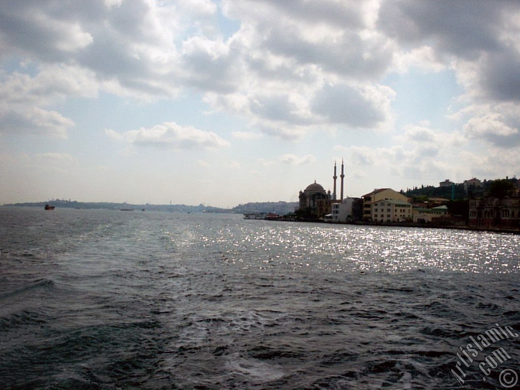 Denizden Ortak�y sahili, Ortak�y Camisi ve ufukta Emin�n�.
