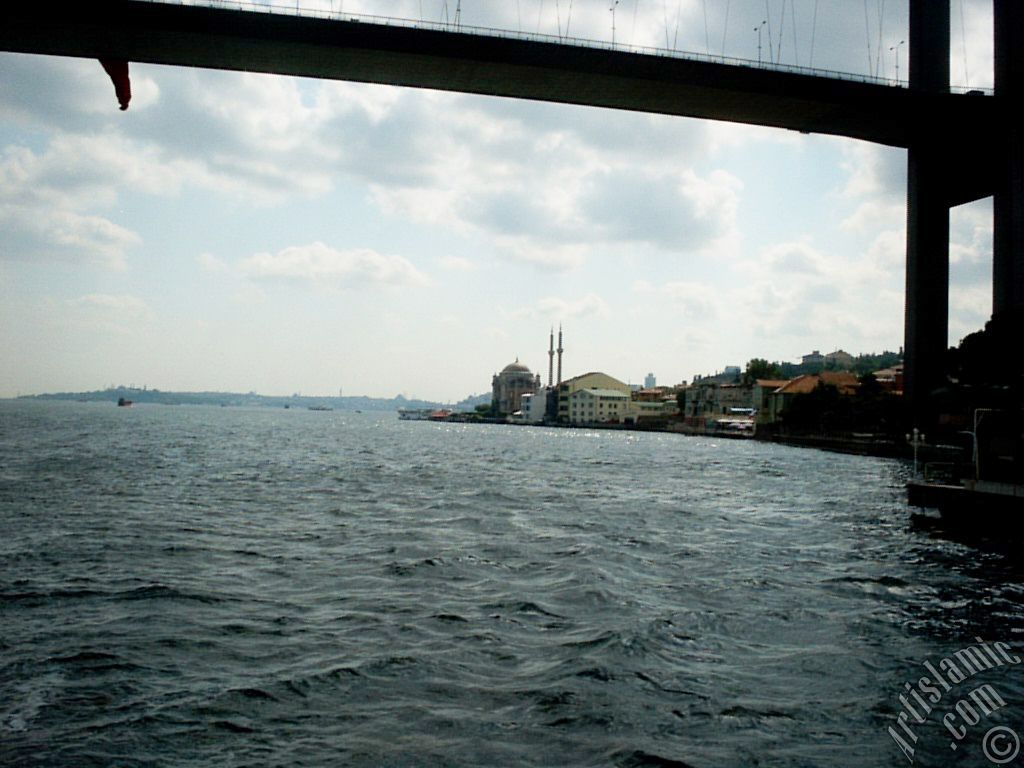 Denizden Ortak�y sahili, Bo�az K�pr�s�, ileride Ortak�y Camisi ve ufukta Emin�n�.
