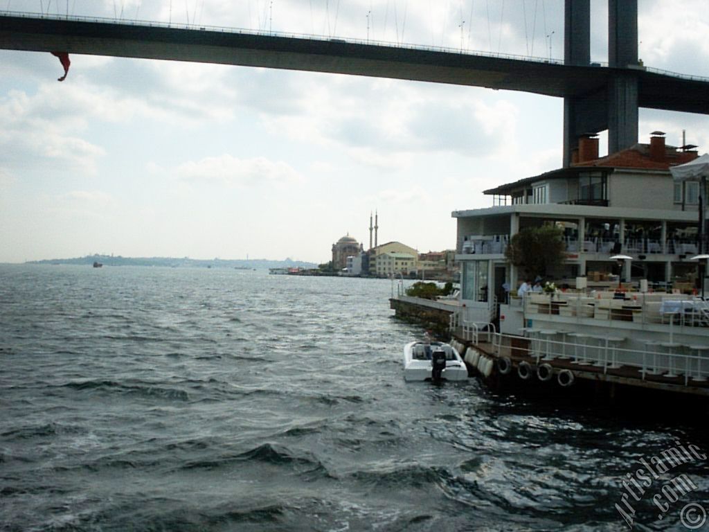 Denizden Ortak�y sahili, Bo�az K�pr�s�, ileride Ortak�y Camisi ve ufukta Emin�n�.
