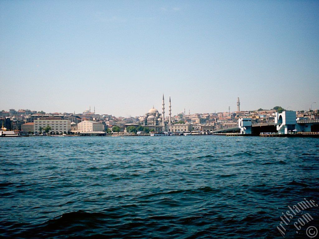 Karak�y sahilinden Sultan Ahmet Camisi (solda), Yeni Cami, (uzak arkas�nda) Beyaz�t Camisi, Beyaz�t Kulesi ve Yeni Galata K�pr�s�ne bak��.
