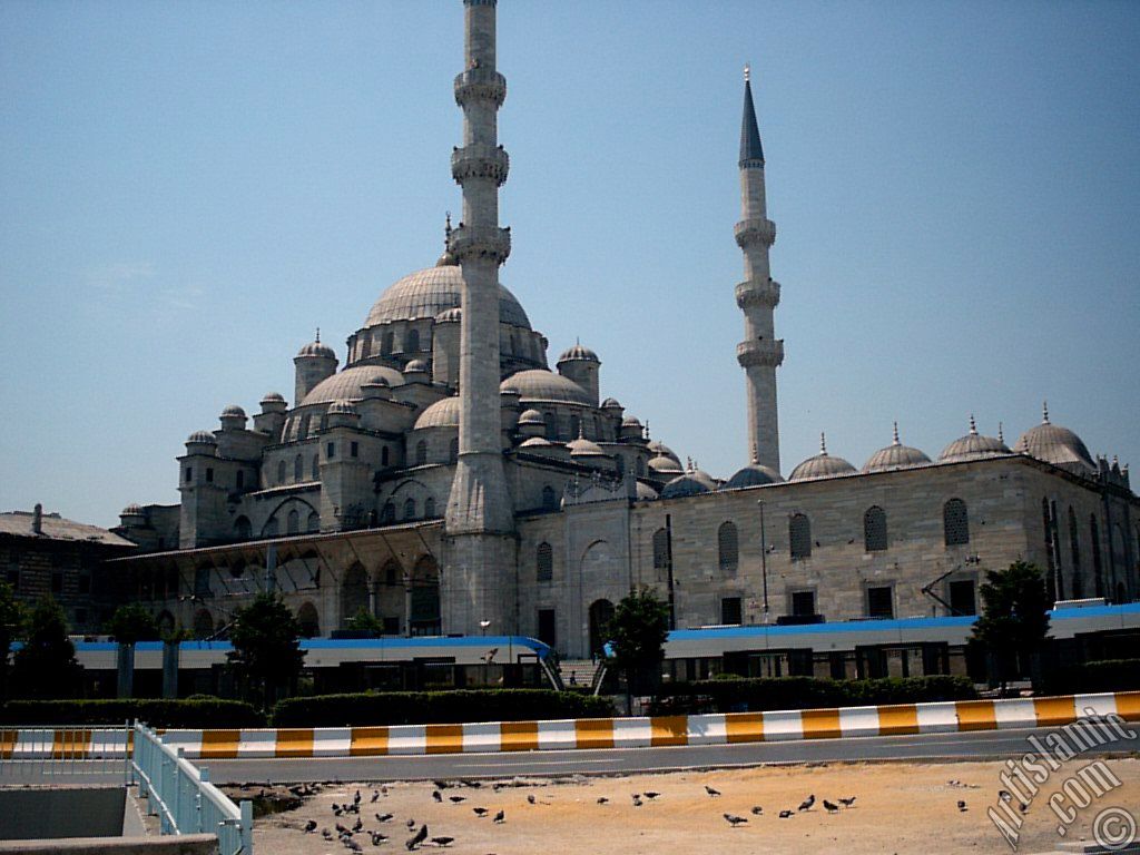 Emin�n�`den Yeni Cami`ye bak��.
