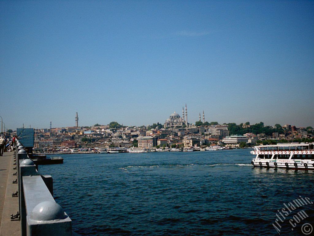 Yeni Galata K�pr�s�nden Emin�n� Sahili, (soldan-sa�a) Beyaz�t Kulesi, altta R�stem Pa�a ve �stte S�leymaniye Camisi`ne bak��.
