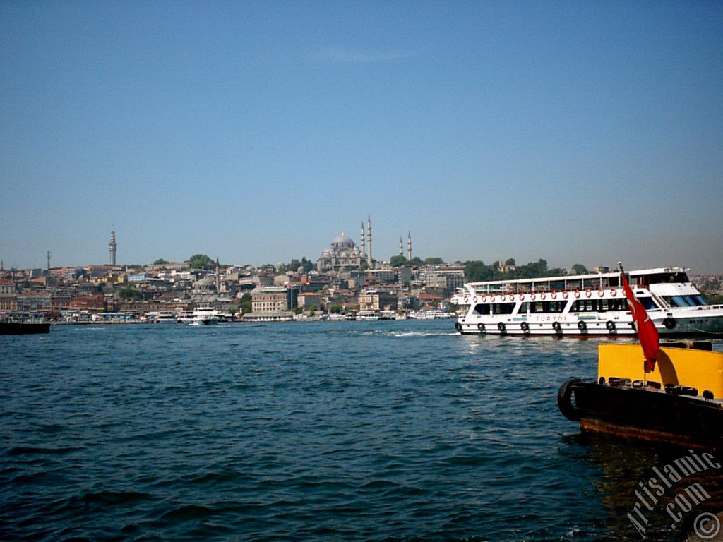 Karak�y-Per�embe Pazar� sahilinden Emin�n� Sahili, (soldan-sa�a) Beyaz�t Kulesi, altta R�stem Pa�a ve �stte S�leymaniye Camisi`ne bak��.
