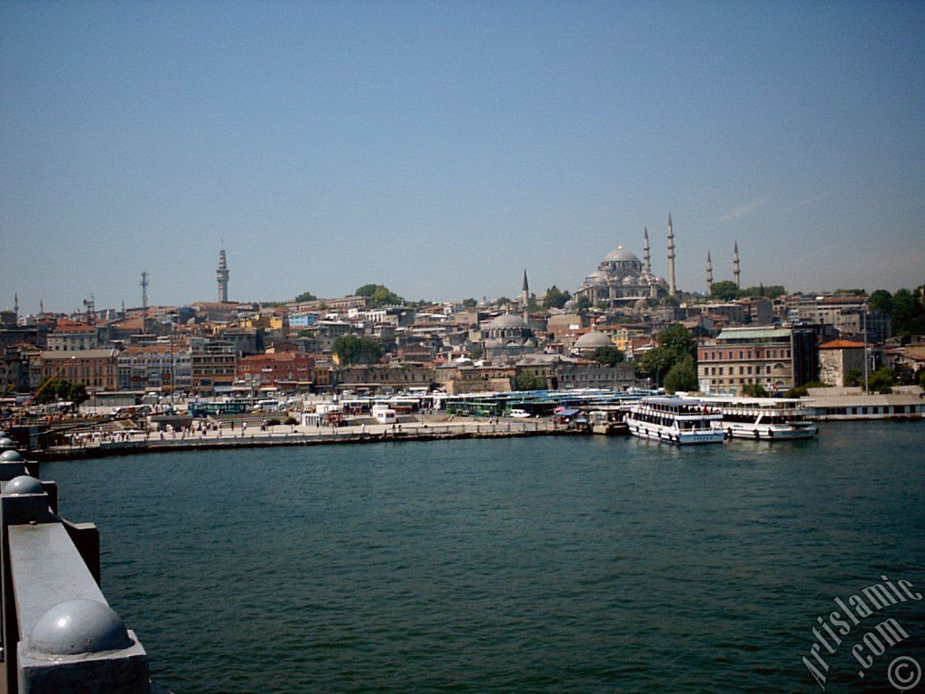 Yeni Galata K�pr�s�`nden Emin�n� Sahili, (soldan-sa�a) Beyaz�t Kulesi, altta R�stem Pa�a ve �stte S�leymaniye Camisi`ne bak��.
