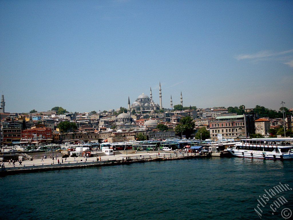 Yeni Galata K�pr�s�`nden Emin�n� Sahili, (soldan-sa�a) Beyaz�t Kulesi, altta R�stem Pa�a ve �stte S�leymaniye Camisi`ne bak��.
