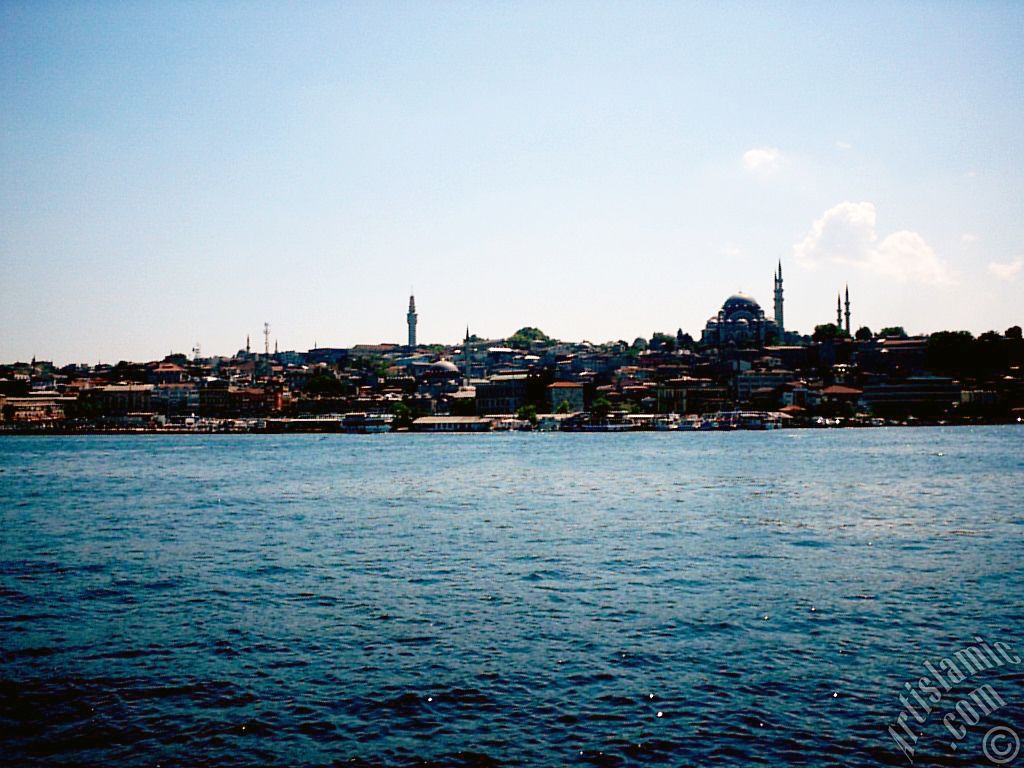 Karak�y-Per�embe Pazar� sahilinden Emin�n� Sahili, (soldan-sa�a) Beyaz�t Camisi, Beyaz�t Kulesi, altta R�stem Pa�a ve �stte S�leymaniye Camisi`ne bak��.
