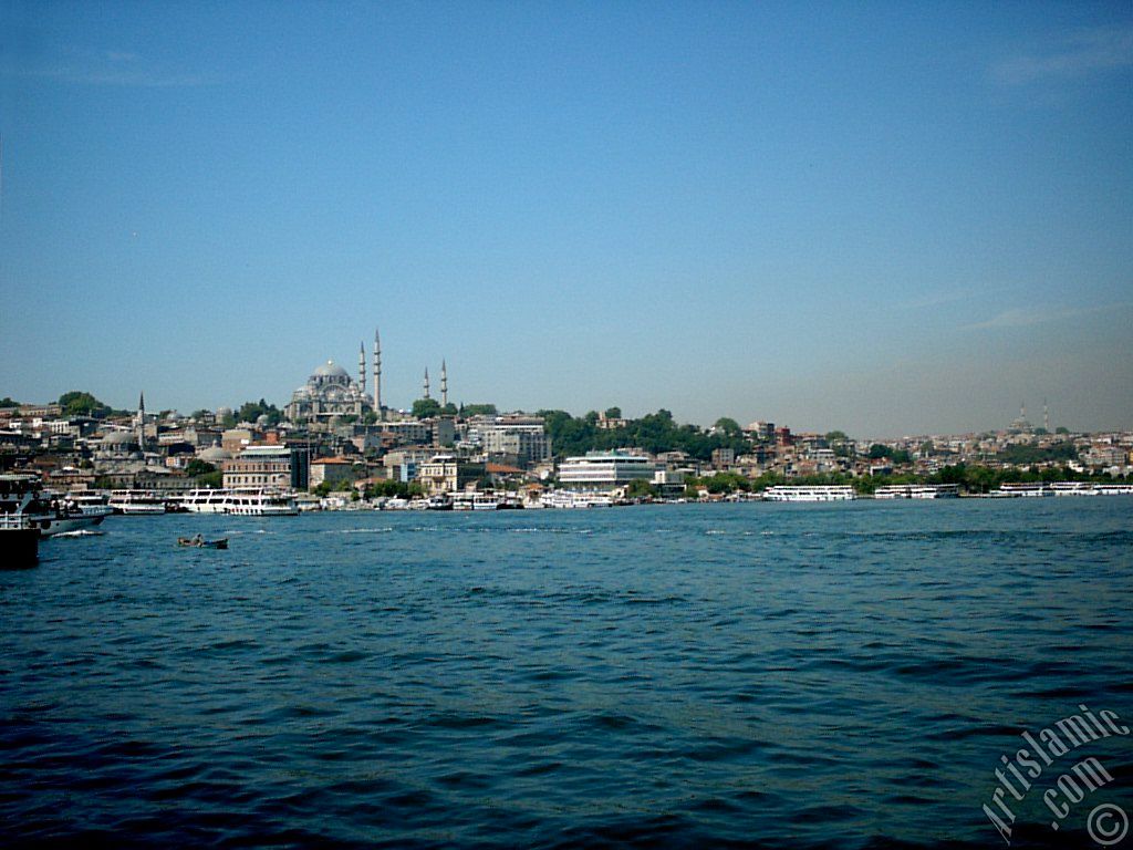 Karak�y-Per�embe Pazar� sahilinden Emin�n� Sahili, R�stem Pa�a Camisi (sol altta), (�stte) S�leymaniye ve ufukta sa�da Fatih Camisi.
