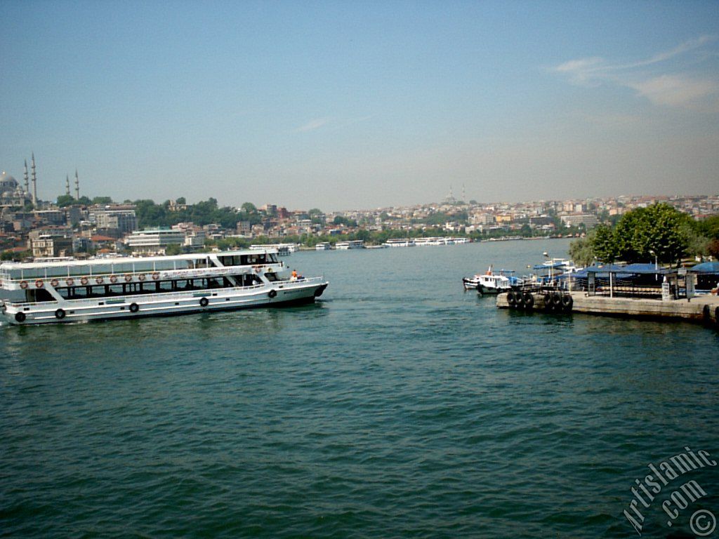 Yeni Galata K�pr�s�nden Karak�y-Per�embe Pazar� sahili, S�leymaniye Camisi ve ufukta Fatih Camisi.
