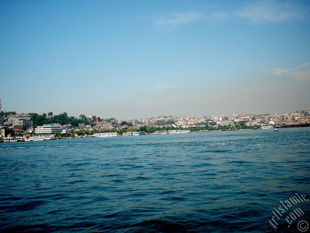 Yeni Galata K�pr�s�`nden Emin�n� ve Sara�hane sahiline bak��; ufukta ortada g�r�nen Fatih ve sa�da Yavuz Sultan Selim Camileri.
