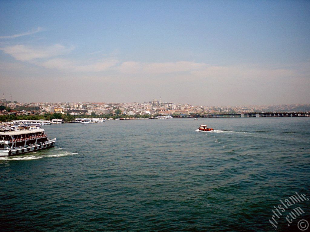 Yeni Galata K�pr�s�`nden Sara�hane sahili ve Sara�he K�pr�s�ne bak��; ufukta solda g�r�nen Fatih ve ortada Yavuz Sultan Selim Camileri.
