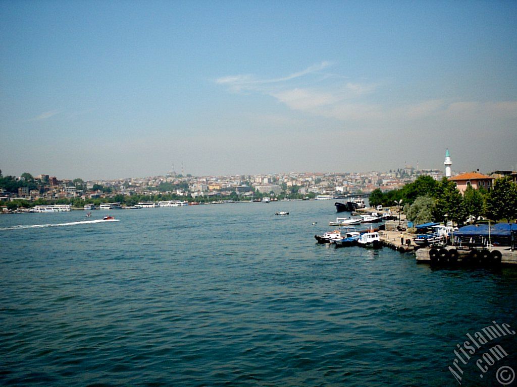 Yeni Galata K�pr�s�`nden Sara�hane sahiline bak��; ufukta solda g�r�nen Fatih, sa�da Yavuz Sultan Selim Camisi ve Per�embe Pazar� sahilinde ye�il minareli mescid.

