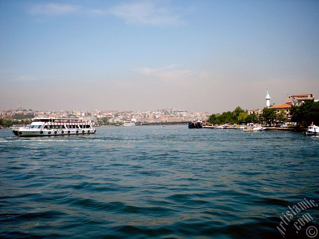 Yeni Galata K�pr�s�`n�n alt�ndan Sara�he sahili ve Sara�he K�pr�s�ne bak��; ufukta solda g�r�nen Fatih, ortada Yavuz Sultan Selim Camisi ve sa�da Per�embe Pazar� sahilinde ye�il minareli mescid.
