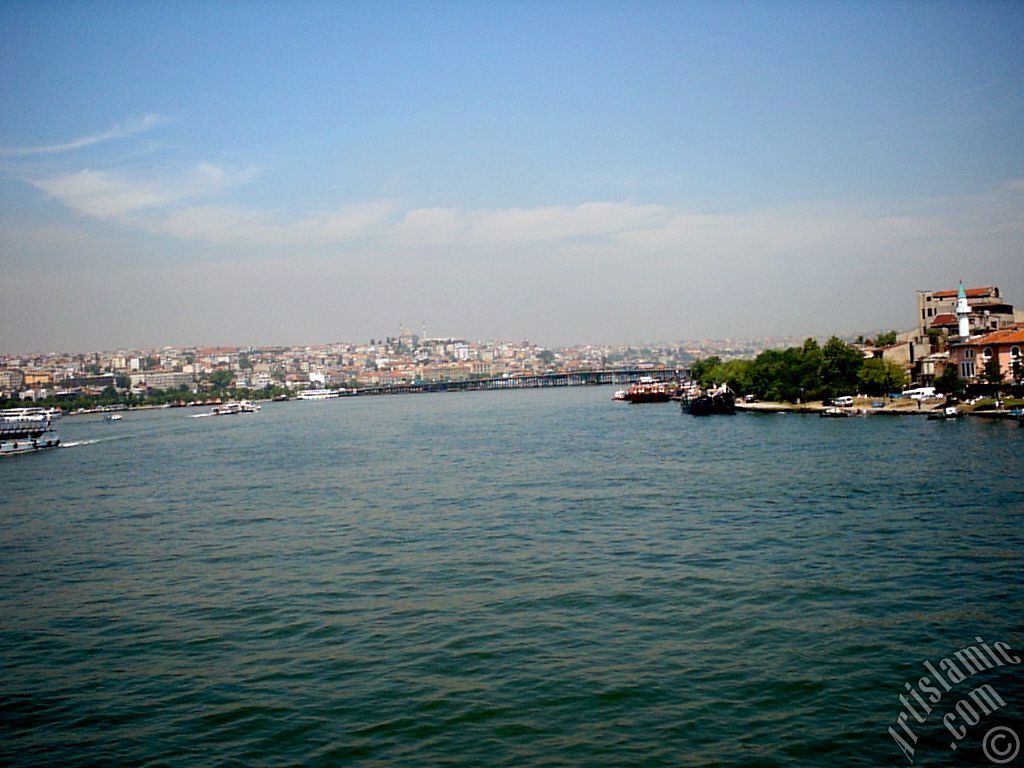 Yeni Galata K�pr�s�`n�n alt�ndan Sara�he sahili ve Sara�he K�pr�s�ne bak��; ufukta Yavuz Sultan Selim Camisi ve sa�da Per�embe Pazar� sahilinde ye�il minareli mescid.
