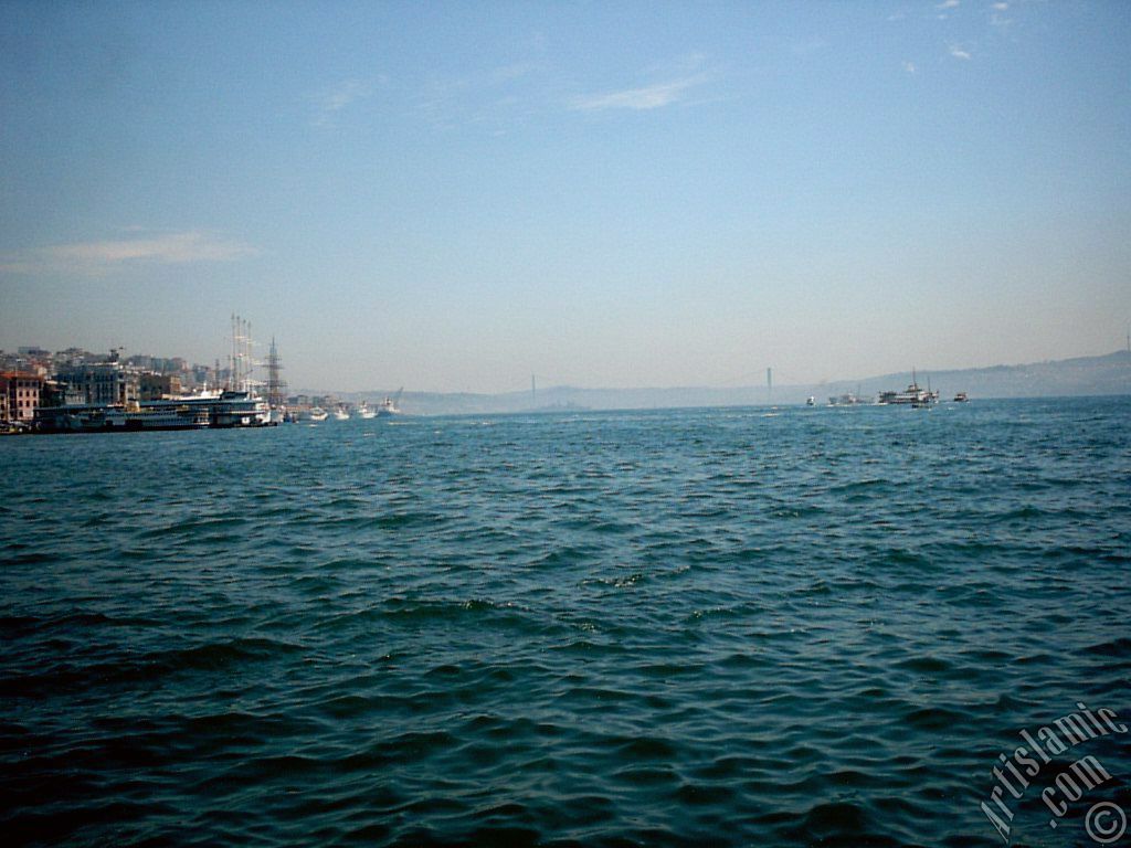 Yeni Galata K�pr�s�`n�n alt�ndan �stanbul Bo�az�`na do�ru bak��.
