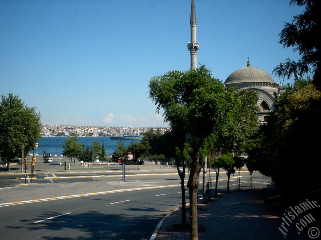 �stanbul Dolmabah�e sahili ve Valide Sultan Camisi.
