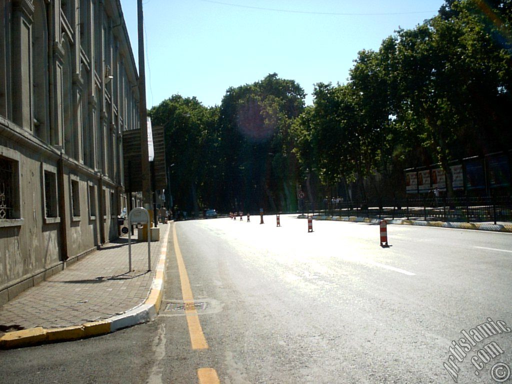 �stanbul Dolmabah�e-Be�ikta� yolundan Dolmabah�e y�n�ne bak��.
