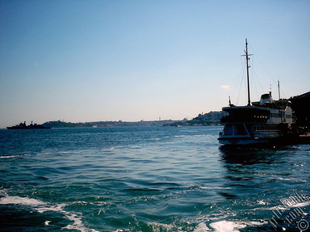 �stanbul Be�ikta� sahilinde iskelede bekleyen bir vapur ve ufukta Sarayburnu-Emin�n� s�rtlar�.
